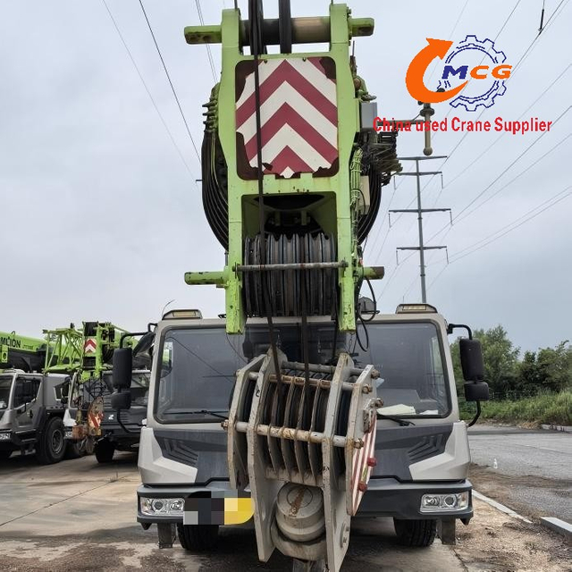 A la venta: Camión grúa Zoomlion ZTC1300H8 2021 de 130 toneladas usada, en buenas condiciones.