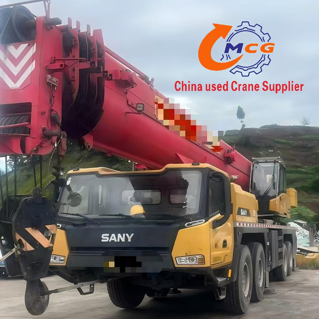 Camión grúa Sany 2023 usado de 80 toneladas y 5 secciones con pluma STC800C5-8, buen rendimiento, precio razonable.