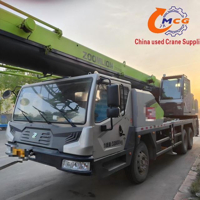 Camión grúa usado confiable Zoomlion 2021 con pluma de 5 secciones y 25 toneladas, a un precio razonable.